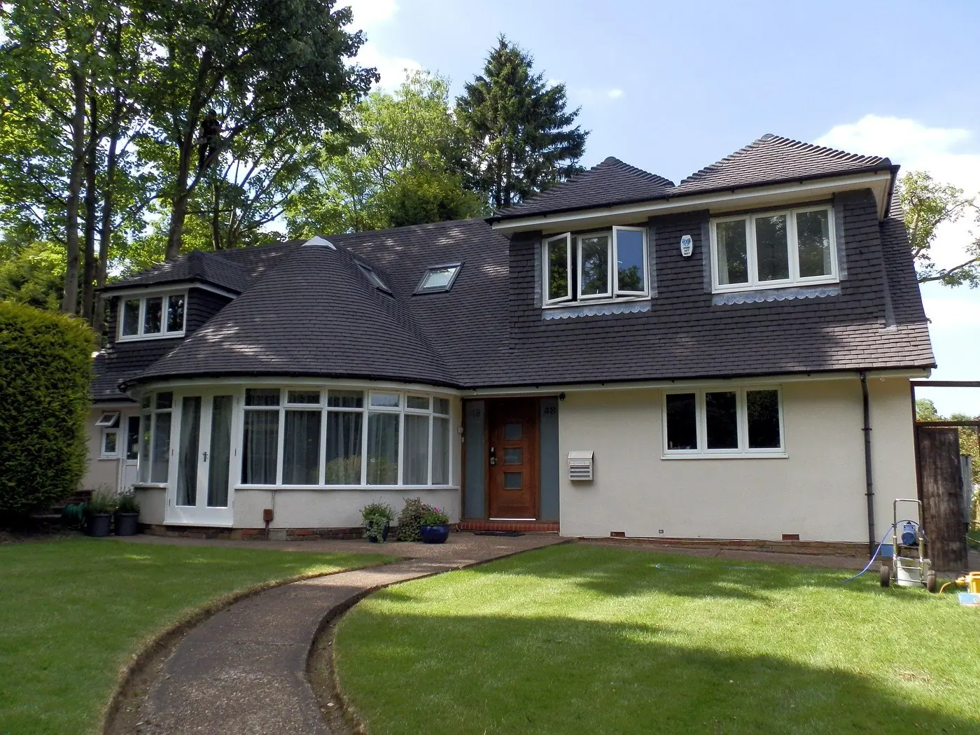 A house with an anthracite grey coated roof